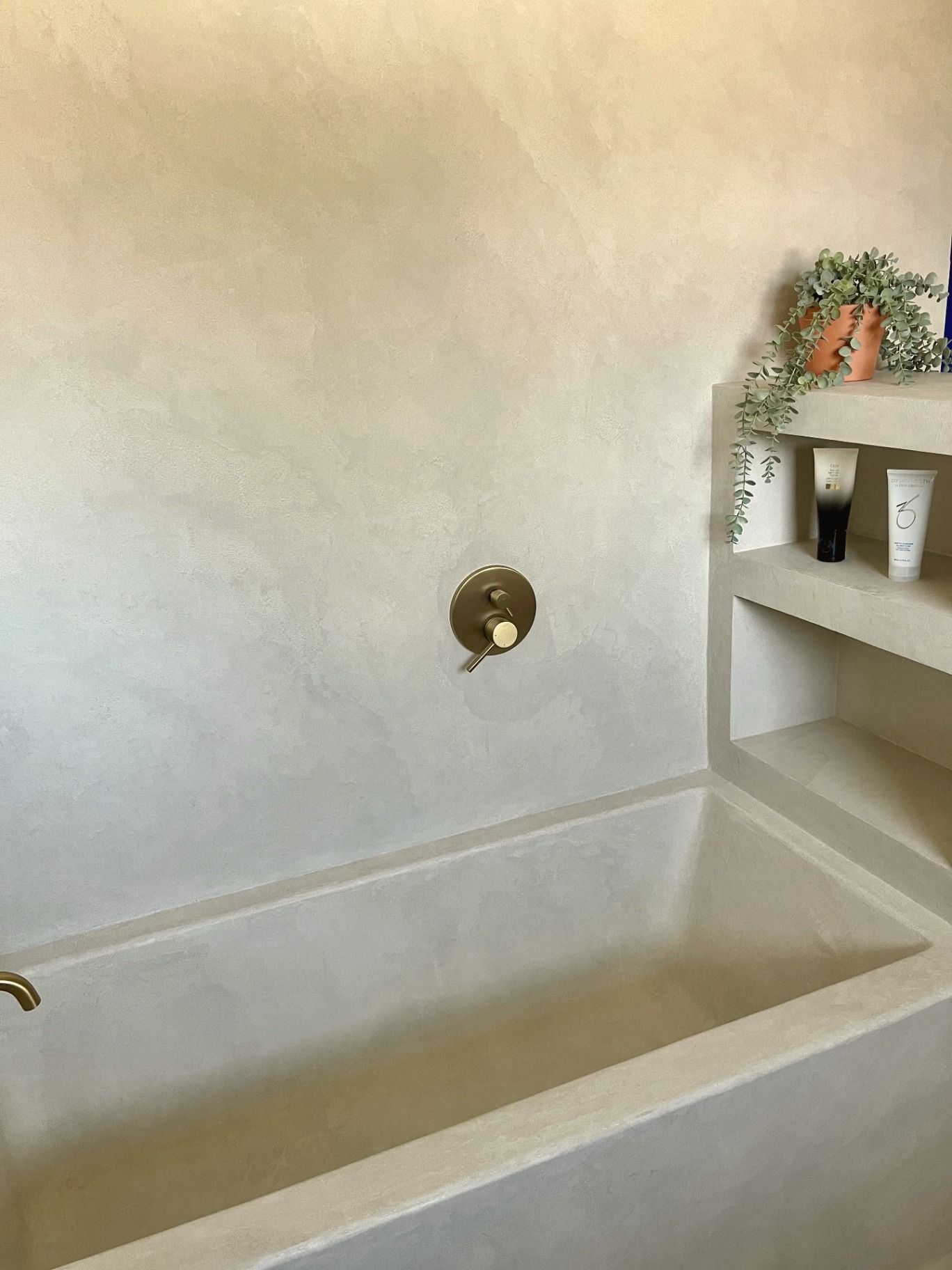 Microcement wall and shower niche