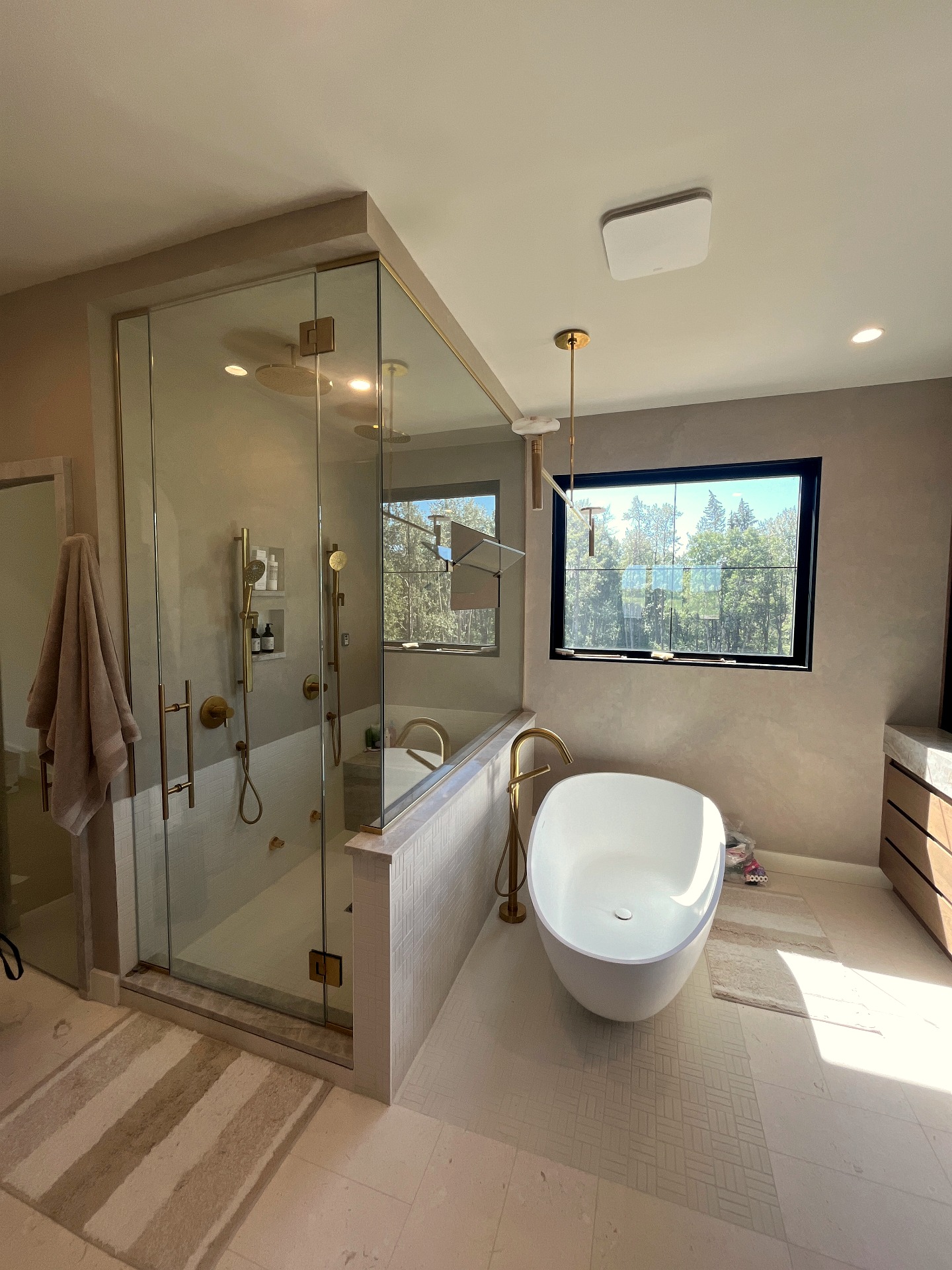 Freestanding Soaking Tub & Suite