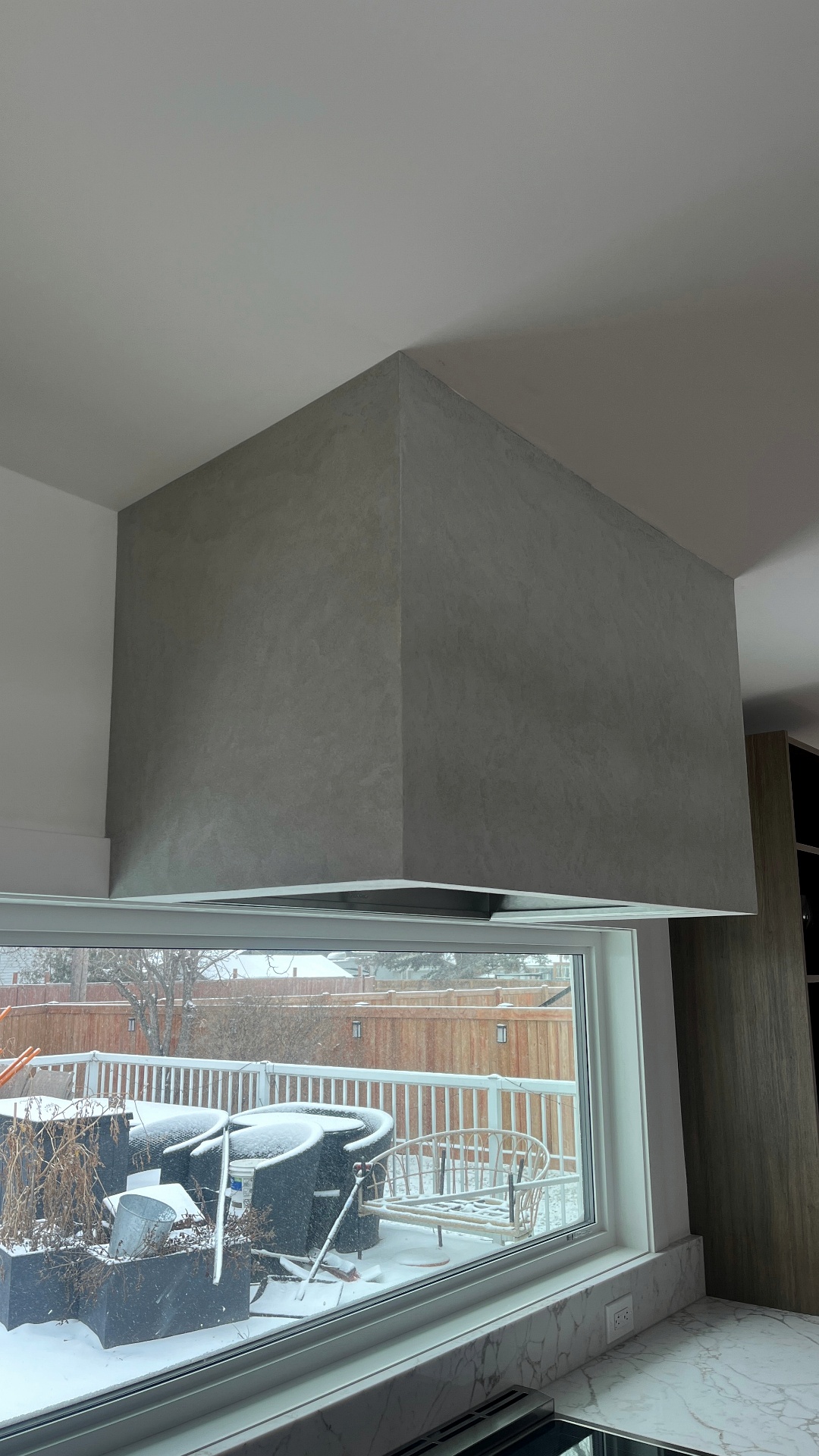 Window-Spanning Microcement Hood
