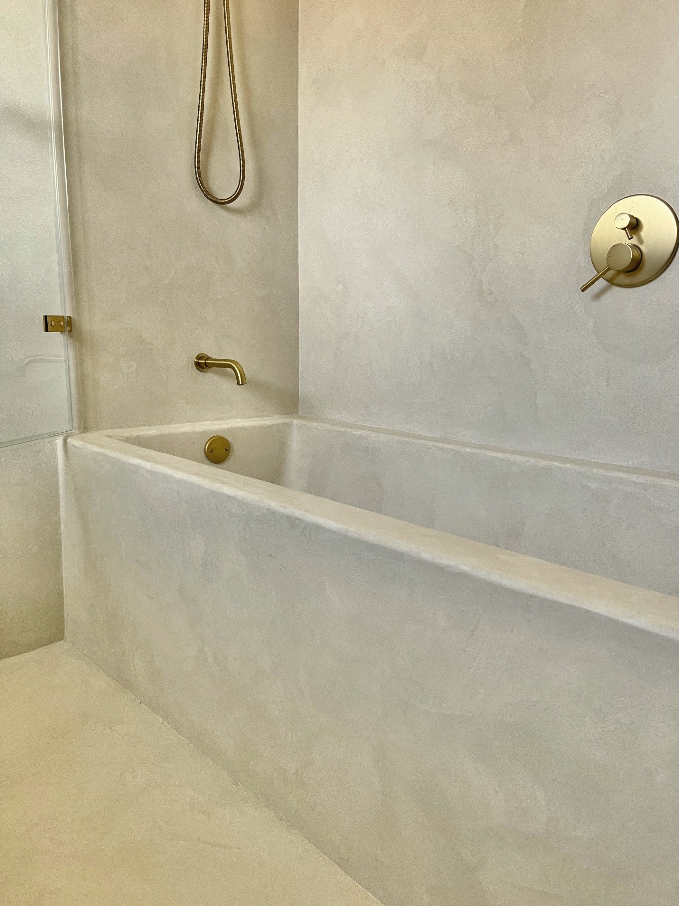 Microcement Soaking Tub